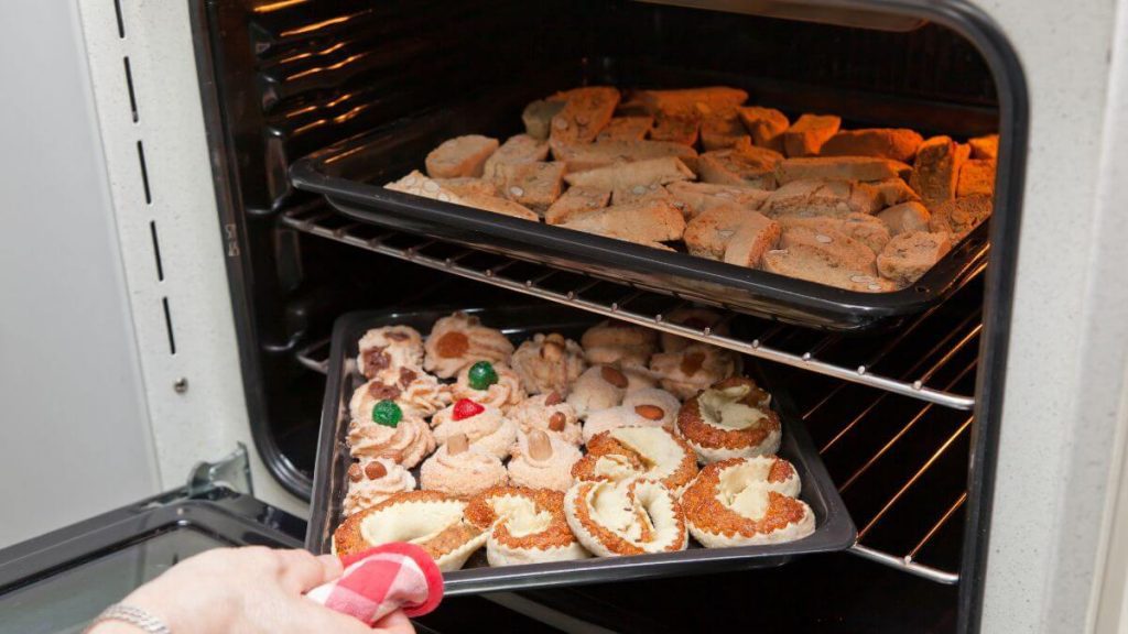 how to reheat crumbl cookies