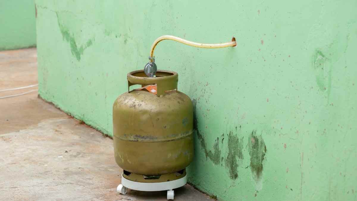 can you leave propane tank attached to grill