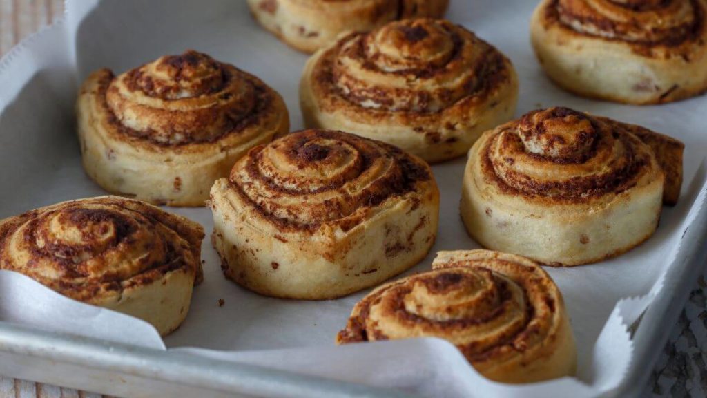 how to reheat cinnamon rolls with icing in oven