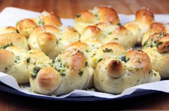 how to reheat garlic knots