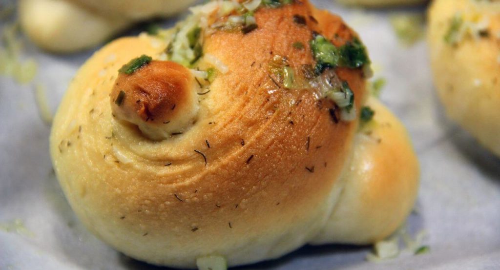 How do you keep garlic knots from getting soggy?