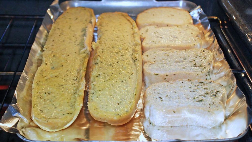 how to reheat garlic bread in the oven