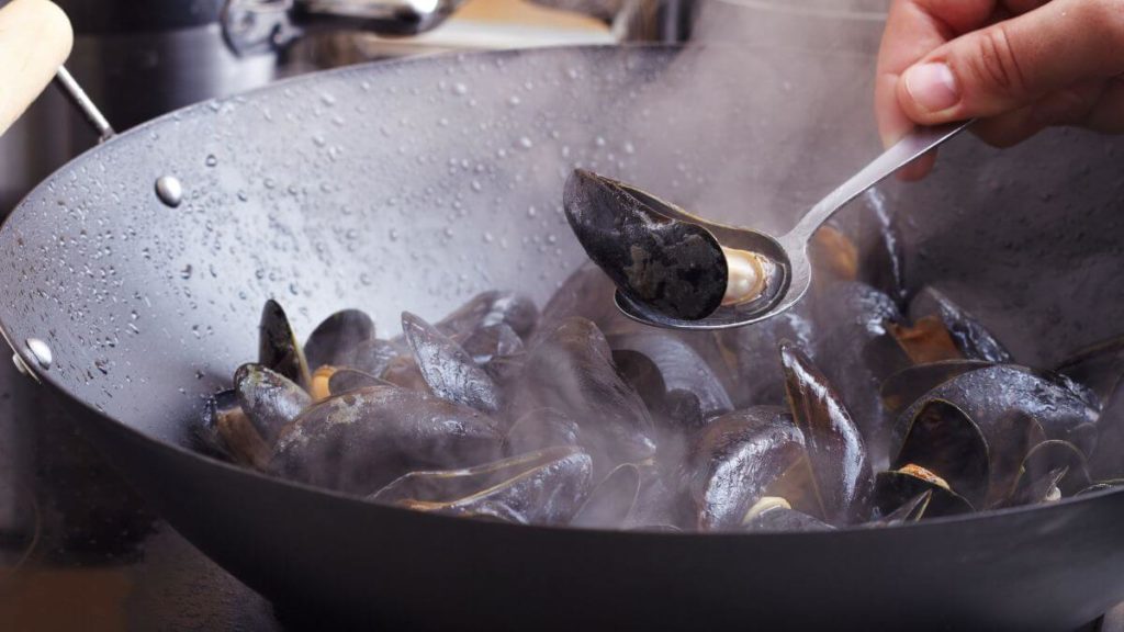 Can you eat cooked mussels the next day?
