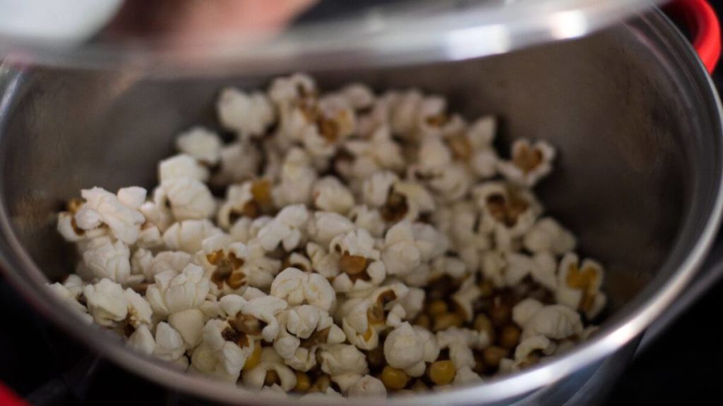 how to reheat popcorn on stove