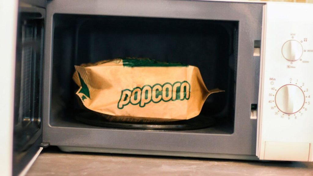 how to reheat popcorn in oven